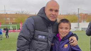 Pedrito Juárez se abrazó a Iniesta