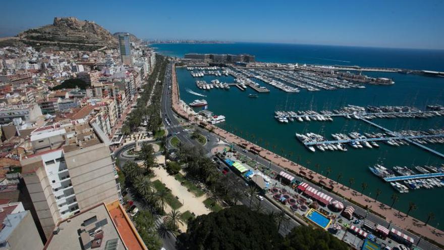 Vista aérea de la ciudad de Alicante, donde se observa uno de sus principales atractivos: ser una capital que mira al mar.