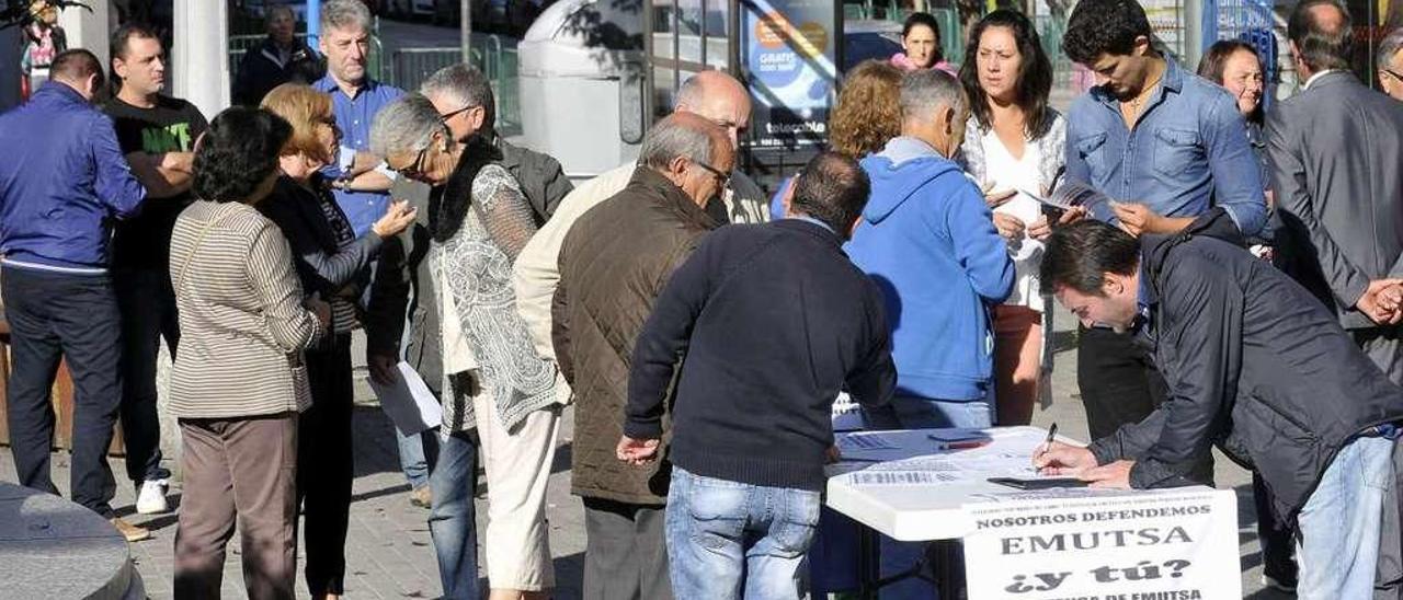 Vecinos de Mieres firman contra el &quot;Montorazo&quot; en una de las recogidas organizadas por la plataforma.