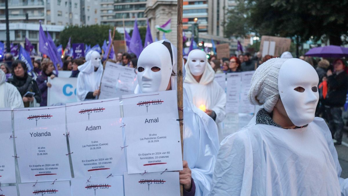 Imagen del 8M en València, donde se recuerda a la victimas del año con nombre y apellidos.