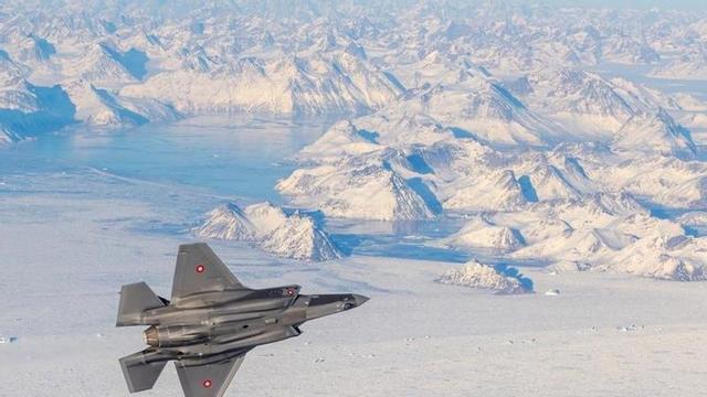 Un caça F35 de la Força Aèria danesa sobre Groenlàndia