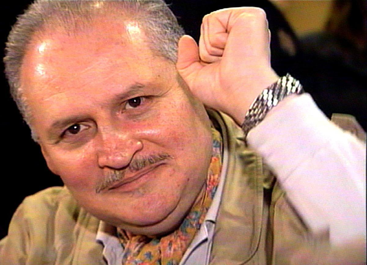 FILE PHOTO: Ilich Ramirez Sanchez, better known as Carlos the Jackal, raises his fist as he appears in court in Paris, France November 28, 2000. REUTERS/RTV/Thierry Chiarello/File Photo