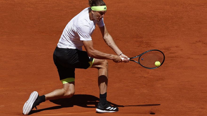 Zverev a cuartos por la retirada de su rival