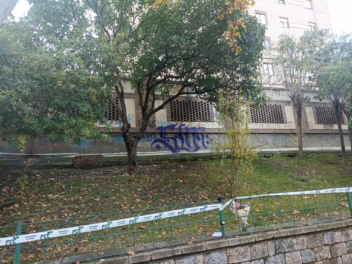 Un ramo de flores recuerda el lugar donde fueron encontrados los cadáveres de las jóvenes en el Parque de la Concordia de Jaén.