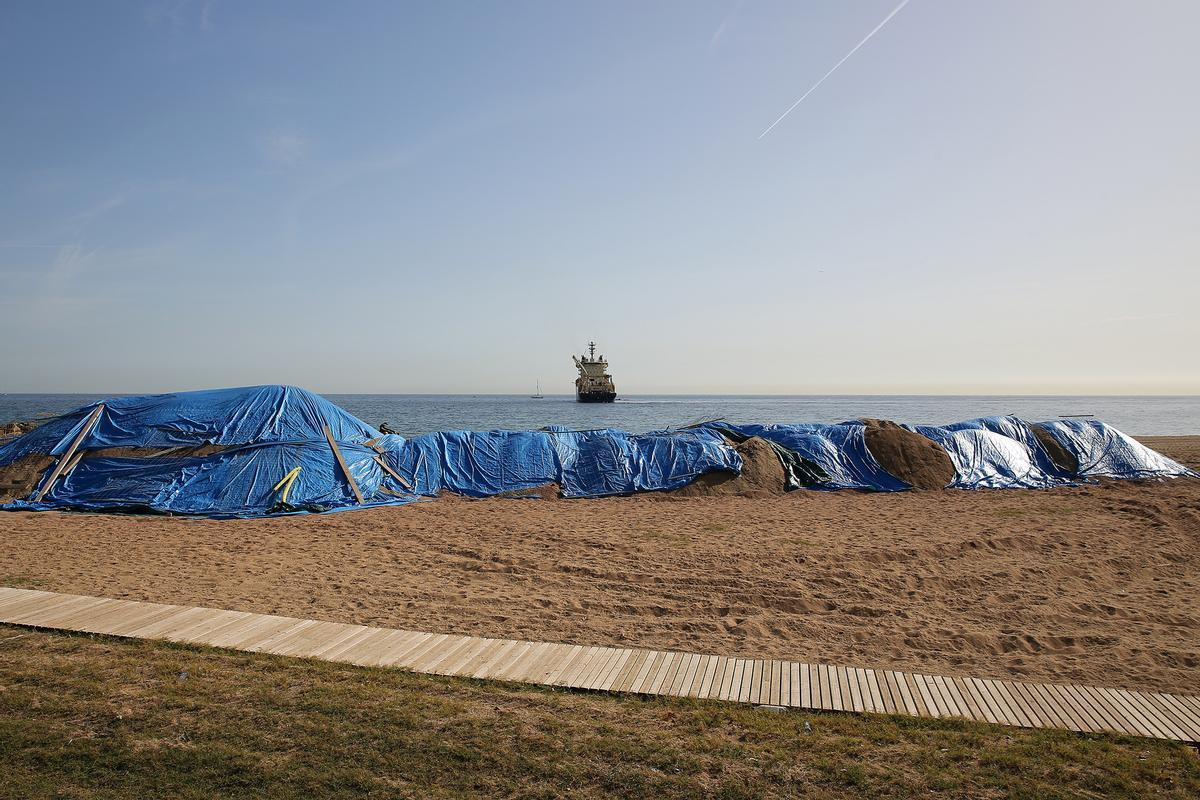 Obras para extender un cable submarino en la playa cancerígena de Sant Adrià