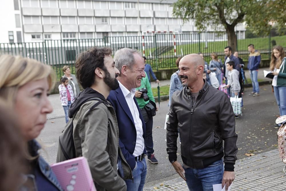 Inicio del curso con protesta de familias en el colegio Evaristo Valle del Polígono de Pumarín (Gijón)