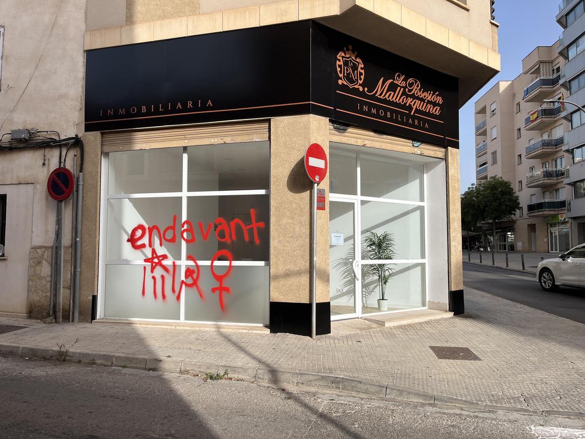 El grupo independentista Endavant ha reivindicado este ataque a la inmobiliaria