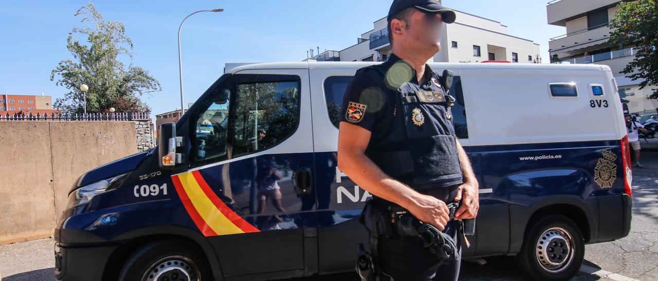 Llegada del furgón policial a las 10.48 horas de ayer con Priscila y Constantin a bordo.