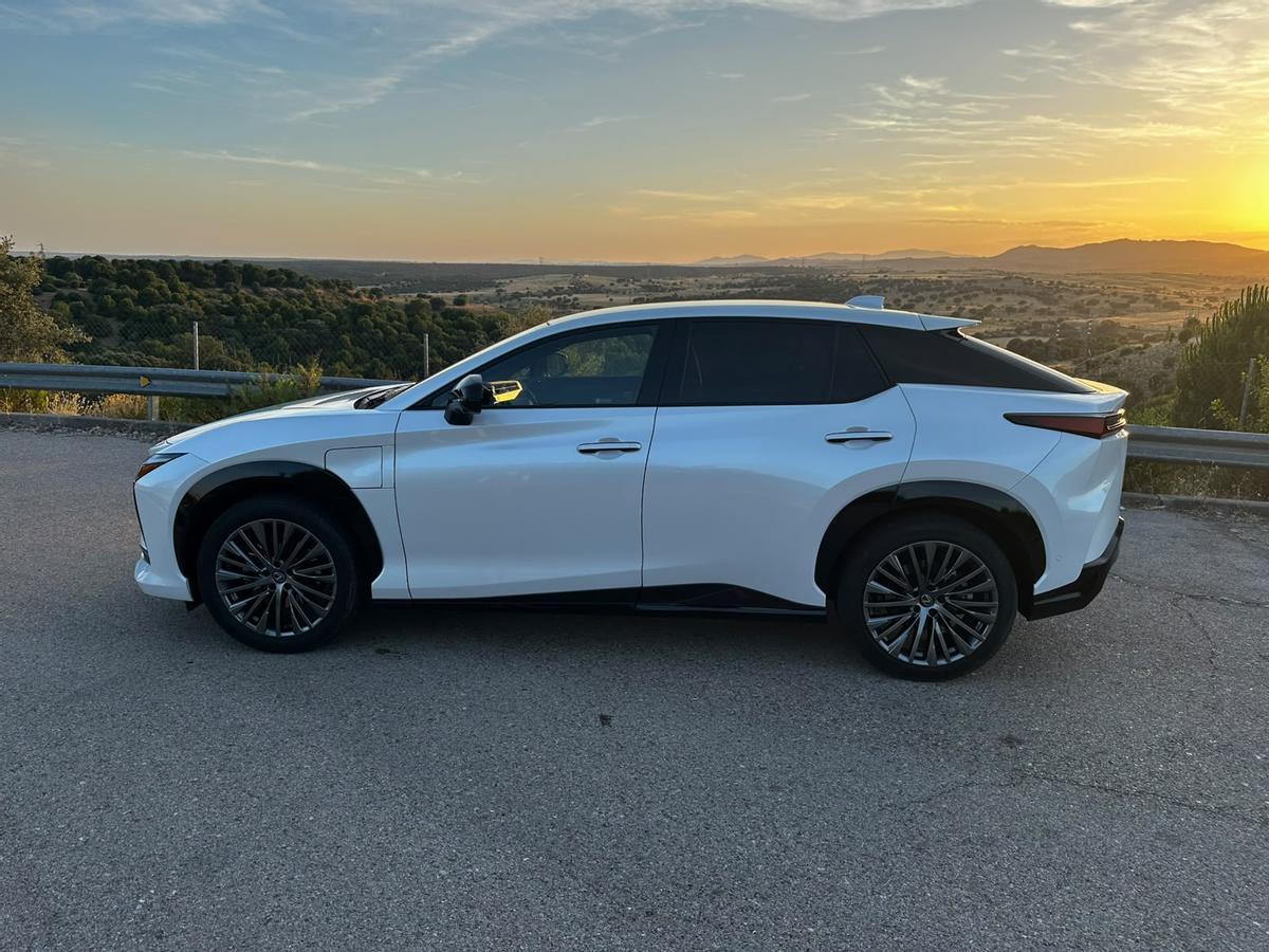 Lexus RZ 500e: 381 beygir gücü ve her şeyi değiştiren direksiyon