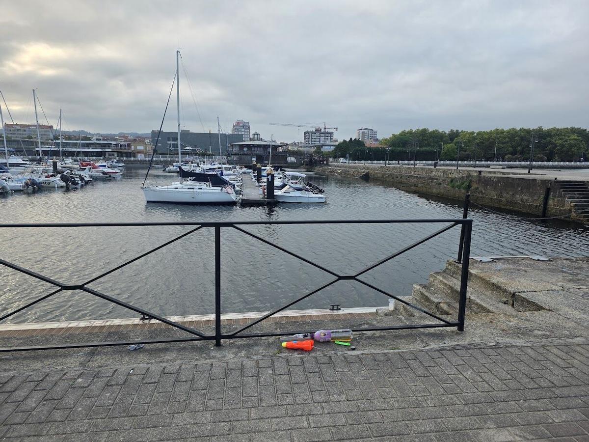 La Autoridad Portuaria se encarga finalmente de eliminar la basura acumulada en el Muelle de Pasajeros desde la Fiesta del Agua. La Autoridad Portuaria se encarga finalmente de eliminar la basura acumulada en el Muelle de Pasajeros desde la Fiesta del Agua.