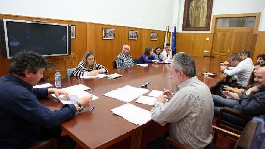 Reunión de la comisión de Facenda, ayer. // Bernabé/Cris M.V.