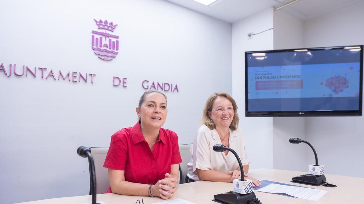 Elena Moncho y Eva Escribano, durante la presentación.