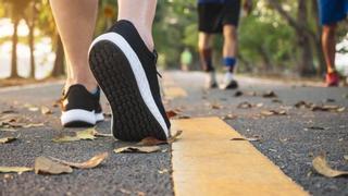 La distancia mínima que debes andar al día para adelgazar y fortalecer tus piernas