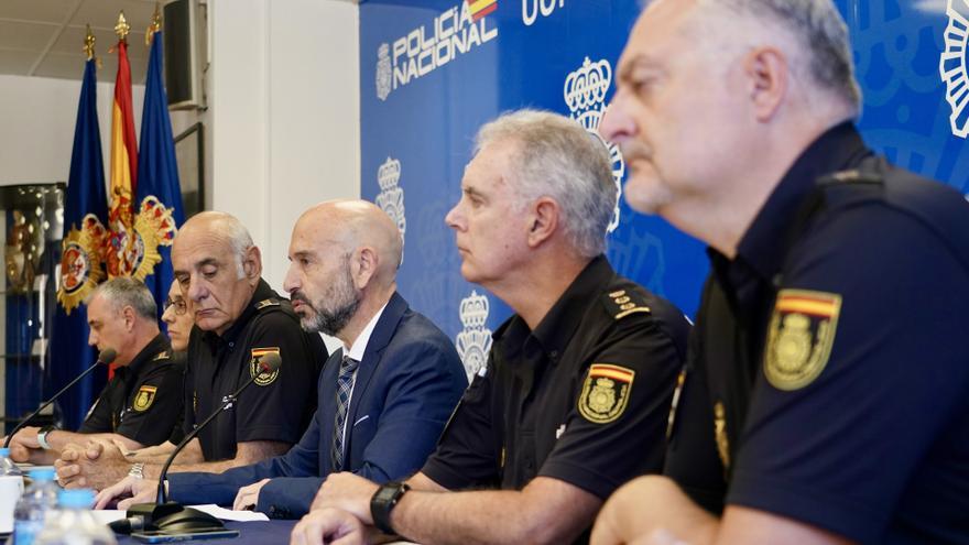 El subdelegado del gobierno del Gobierno en la provincia de Málaga, Javier Salas, preside la rueda de prensa para informar sobre el caso y arresto del sospechoso del asesinato de un joven abatido a tiros en Los Montes de Málaga