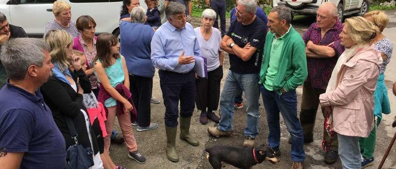 El ingeniero de CHC Pablo García (en el centro) atiende a los requerimientos de los vecinos de Sobrefoz .