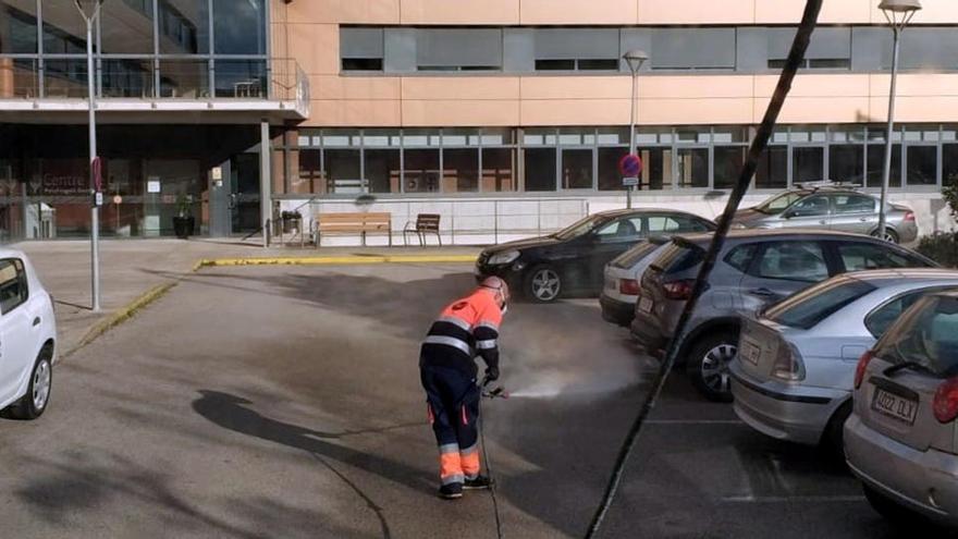 Uns operaris desinfectant la residència de Palafrugell