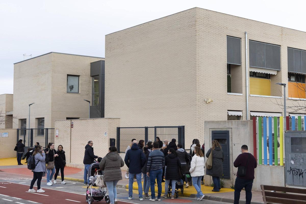 El CEIP Els Germanells que va a ser desalojado por grietas, ayer.