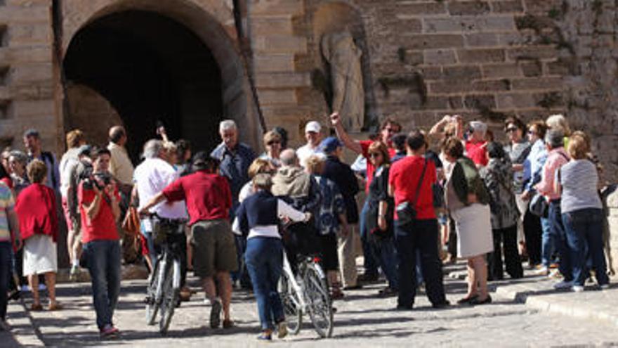Turistas del Imserso en la entrada de la ciudad amurallada, en abril de 2014.