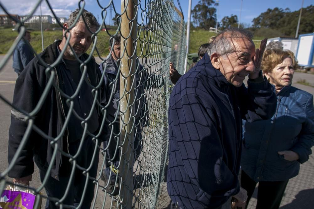 Visita a los familiares a los trabajadores encerrados en las instalaciones de Alcoa