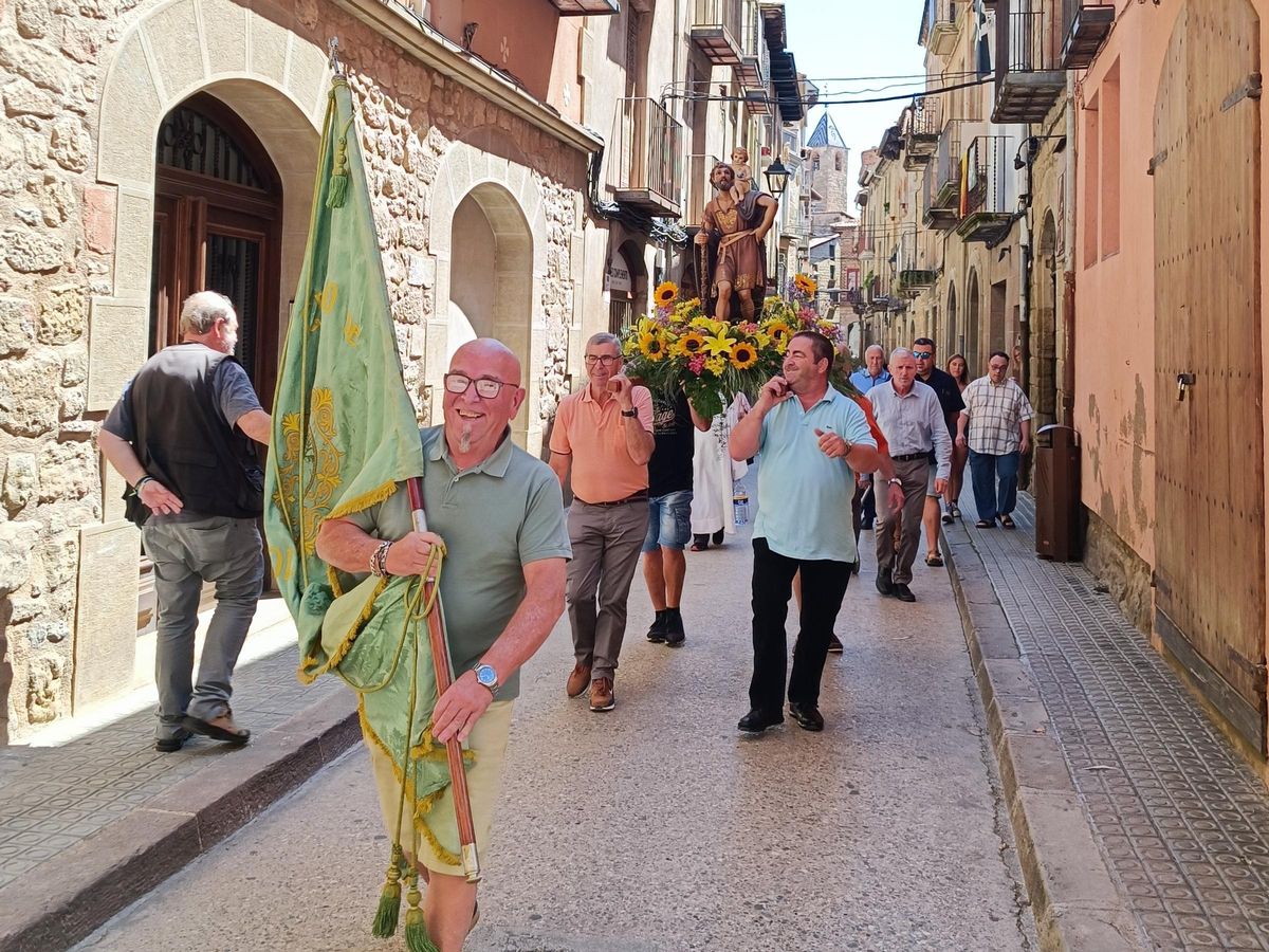 El pendonista d'honor, Joan Guilanyà, i la imatge de sant Cristòfol dirigint-se cap a la benedicció.