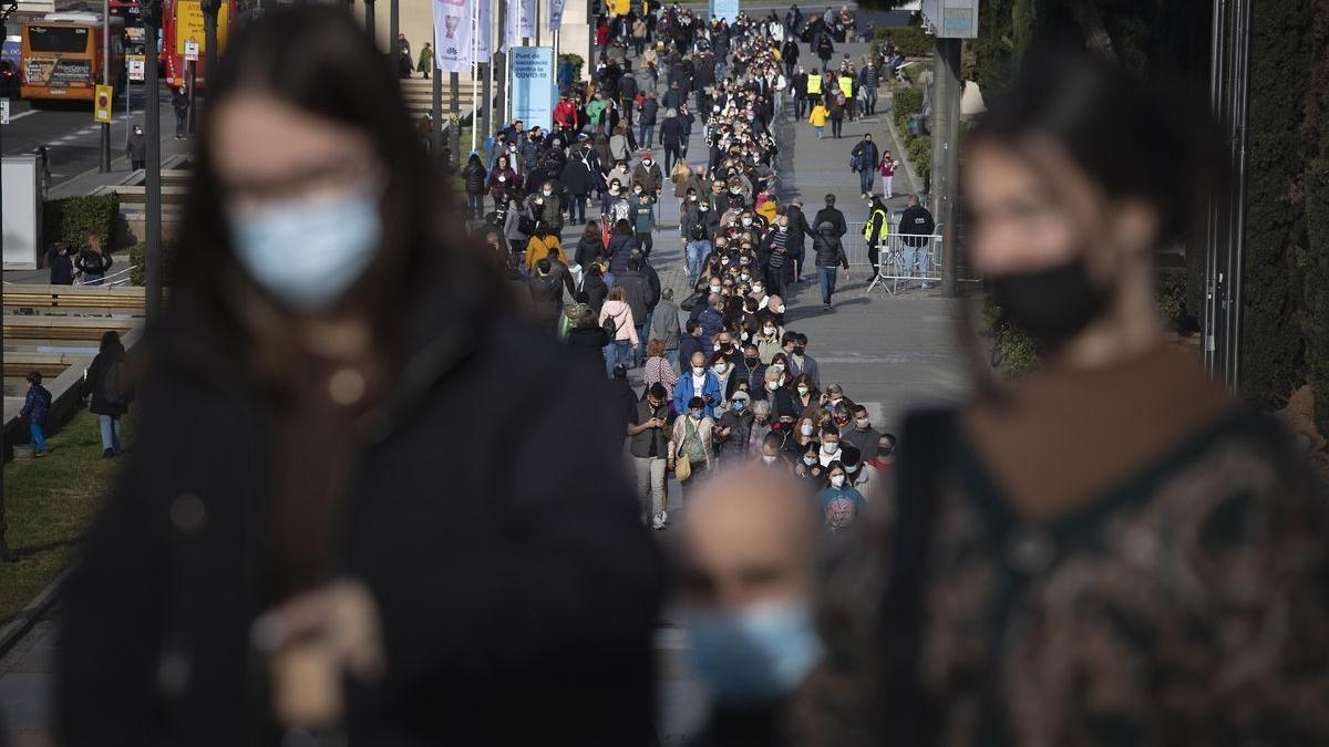 Colas para vacunarse con la vacuna del covid en la Fira de Barcelona, el diciembre pasado.