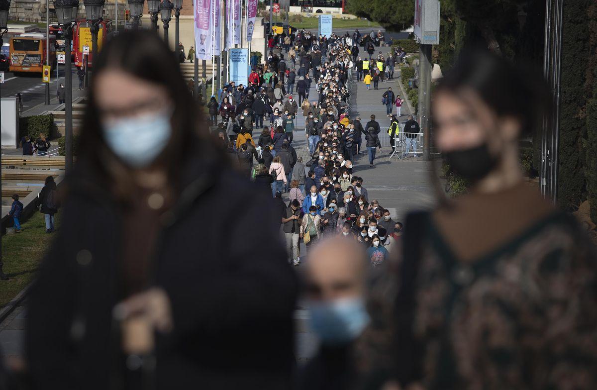 Colas para vacunarse con la vacuna del covid en la Fira de Barcelona, el diciembre pasado.