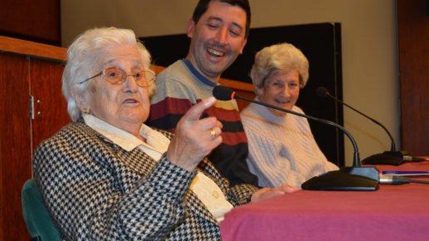 En primer terme Ramona Calderer, Iván Sánchez i Natàlia Porta en un moment distès de l&#039;acte de Berga, ahir