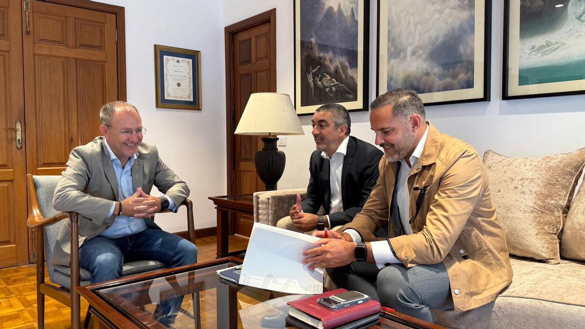 El presidente del Cabildo de La Palma, Sergio Rodríguez; el director de la Administración General del Estado en La Palma, Carlos García; y el senador por la Isla, Kilian Sánchez se sientan para hablar de asuntos de la reconstrucción de La Palma