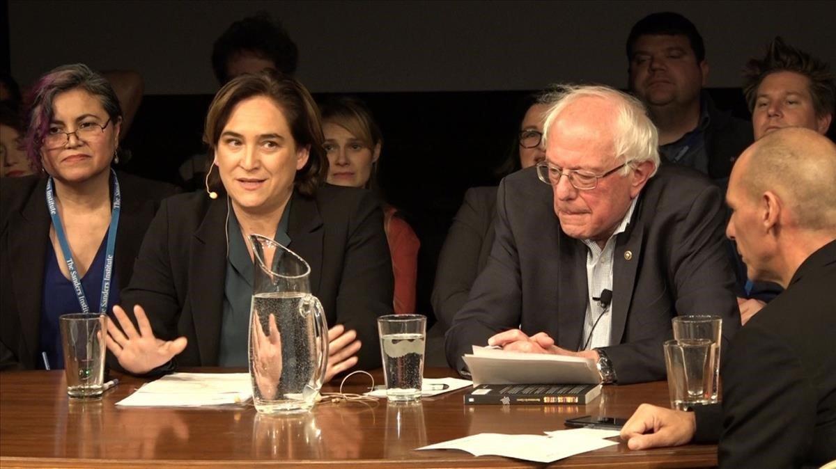 Ada Colau junto a Bernie Sanders.