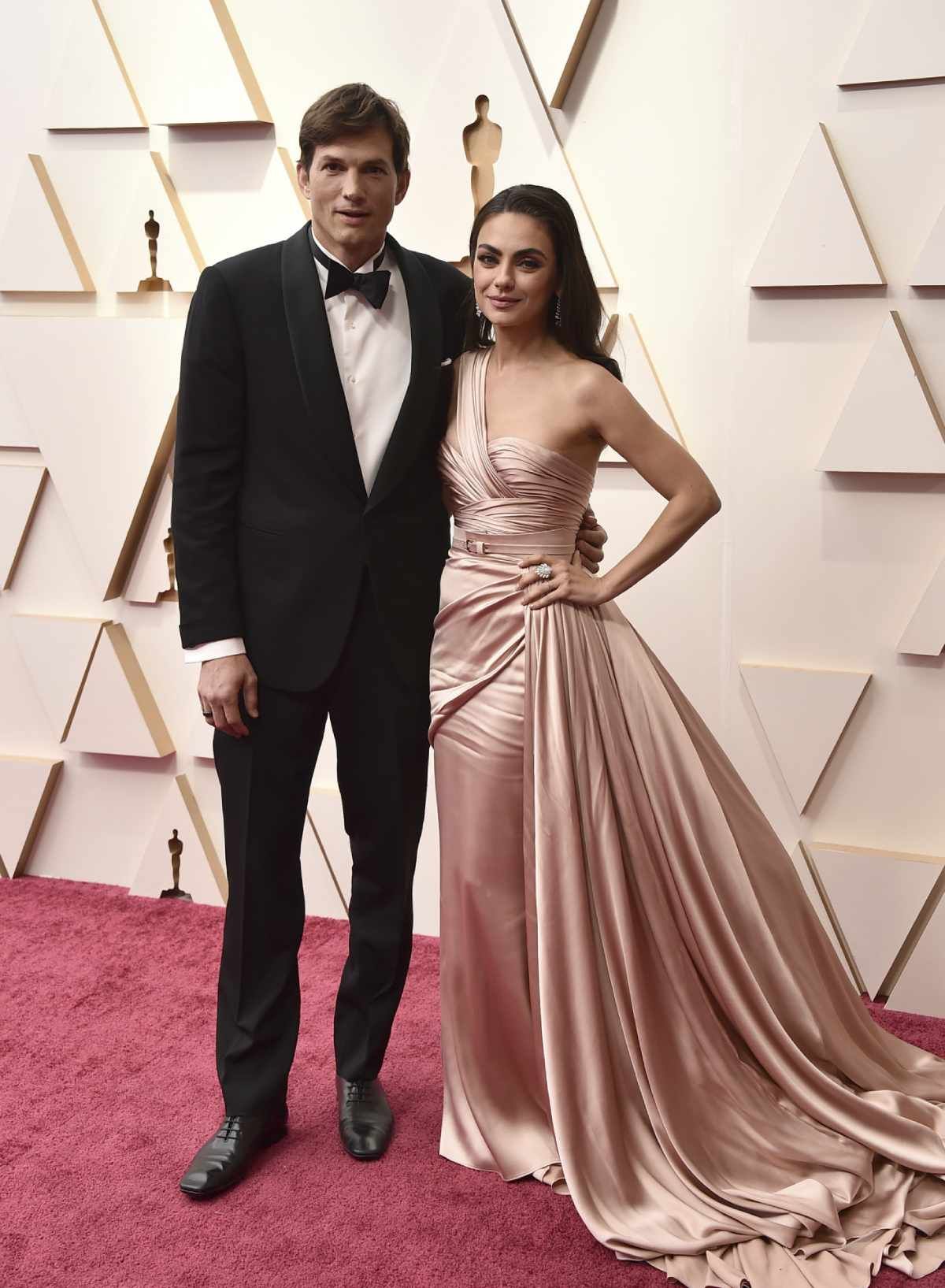 Ashton Kutcher y Mila Kunis en los Premios Oscar 2022