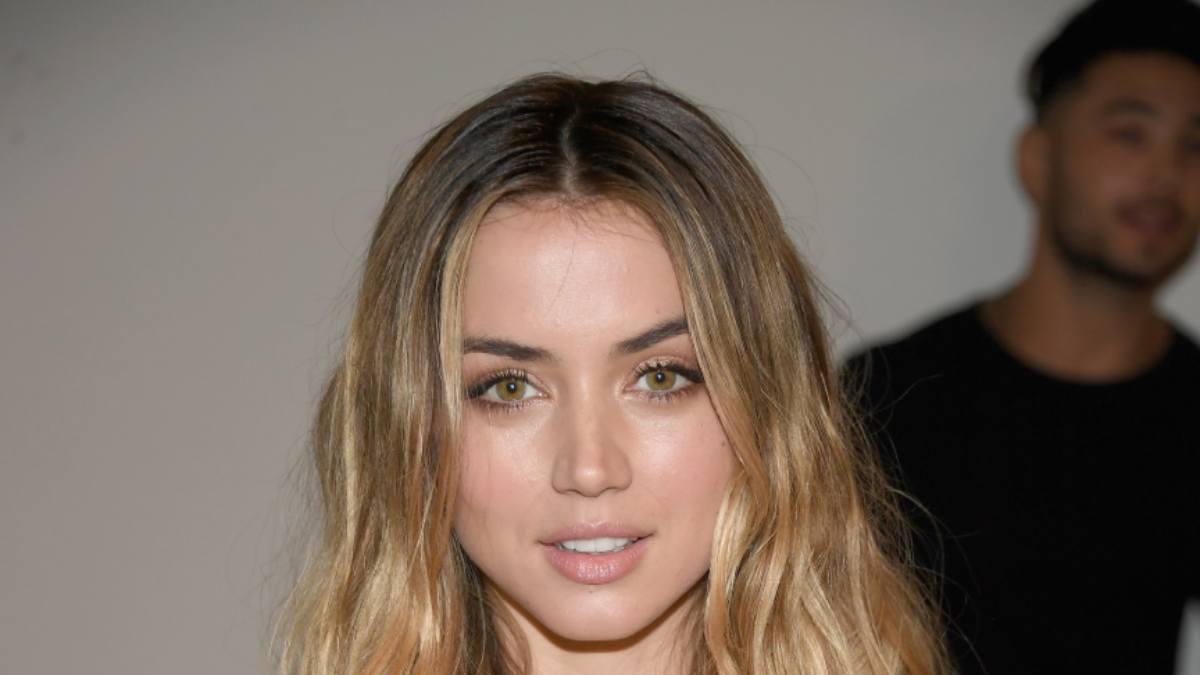 Ana de Armas con el pelo rubio