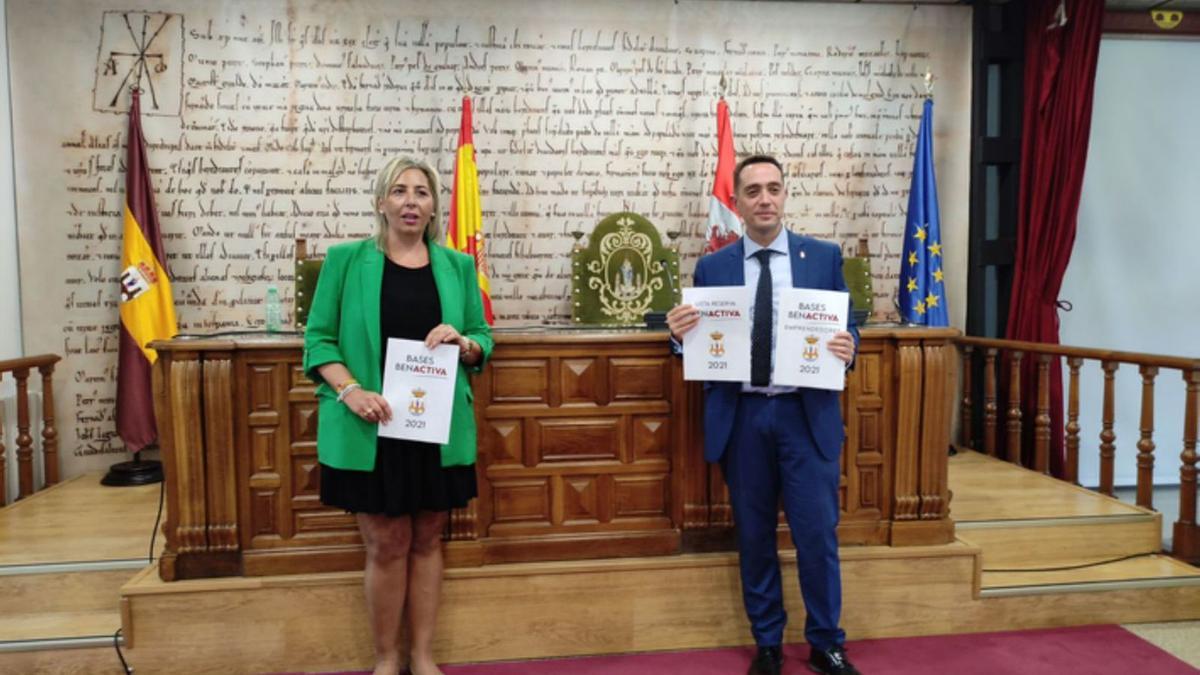 La concejala de Hacienda, Patricia Martín, y el alcalde Luciano Huerga, durante la presentación de las ayudas. | E. P.