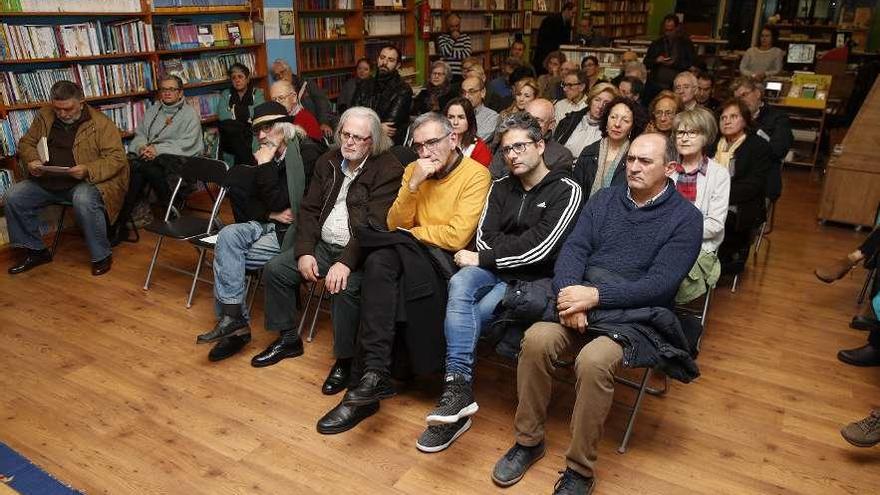 Público asistente a unha das homenaxes a Xohana Torres celebrada na librería Andel de Vigo. // R. Grobas