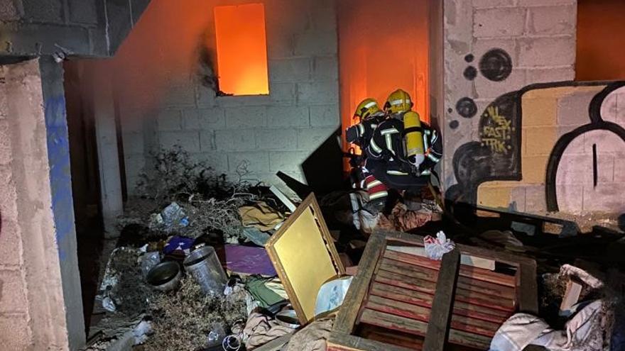 Los bomberos sofocan el incendio en una vivienda de ocupas desatado anoche en la Avenida de Las Palmeras de Costa Teguise,