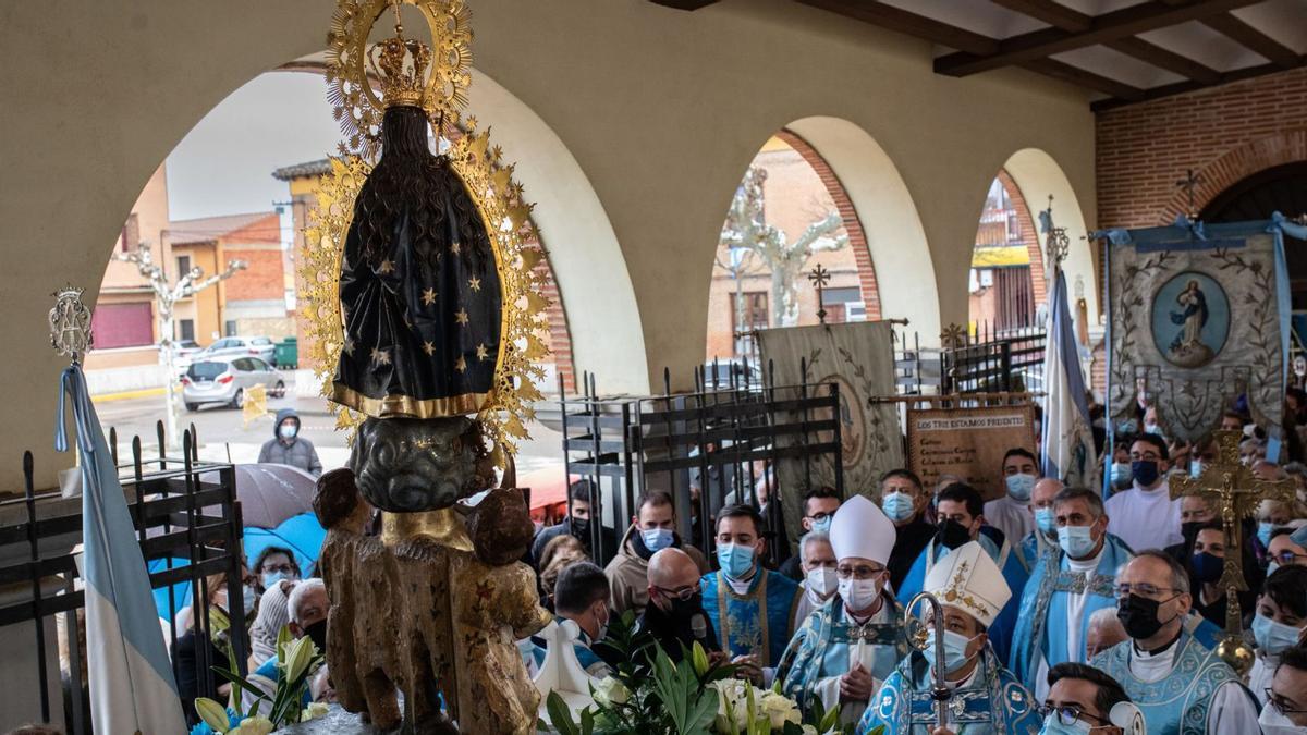 El nuncio apostólico, frente a la imagen de la Inmaculada, los sacerdotes y los fieles entonan la Salve
en el atrio de la iglesia de San Nicolás tras suspenderse la procesión por la lluvia. | |  EMILIO FRAILE