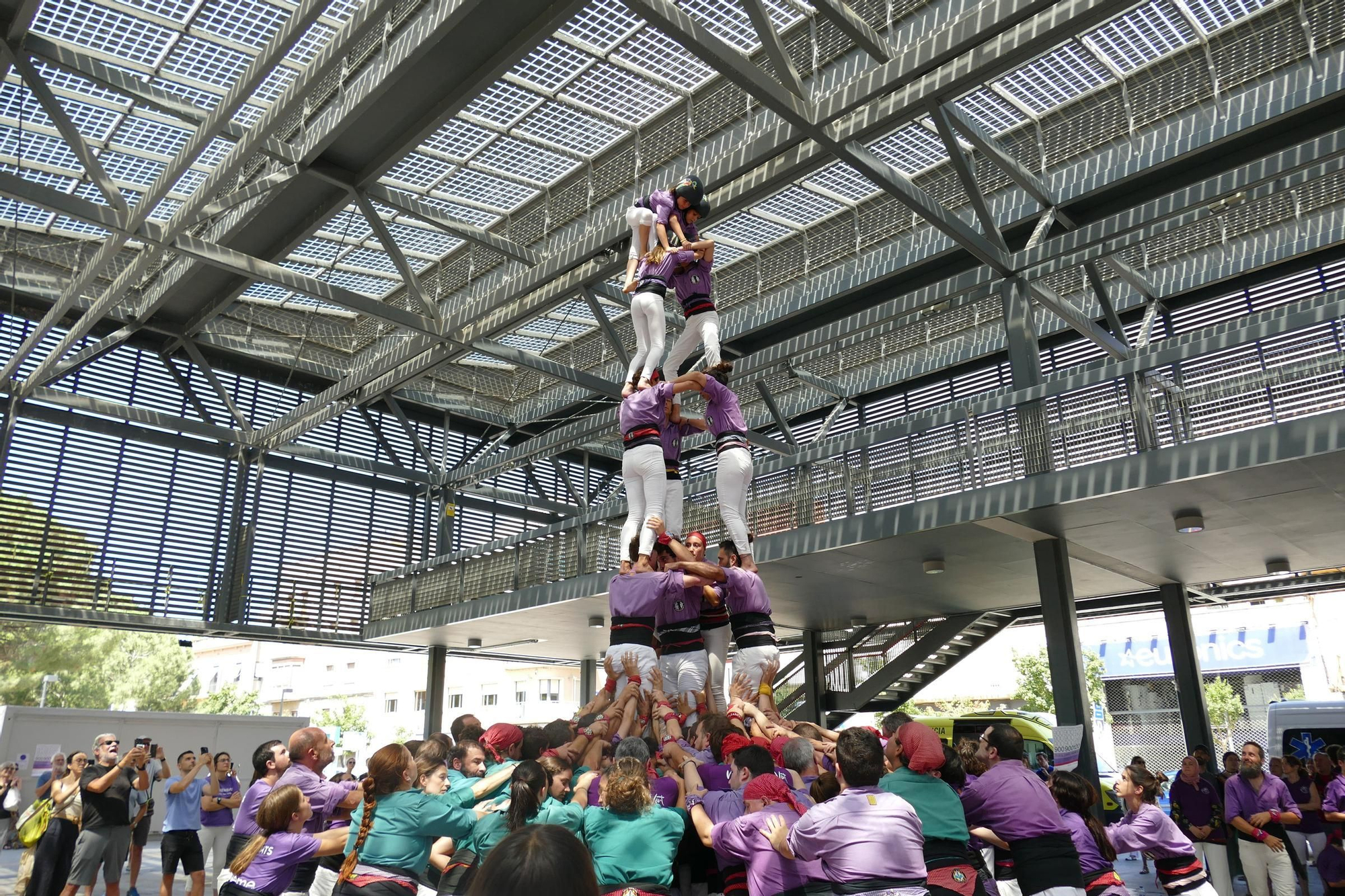 La plaça Catalunya de Figueres s’omple de castells en una Diada de Sant Pere marcada per calor