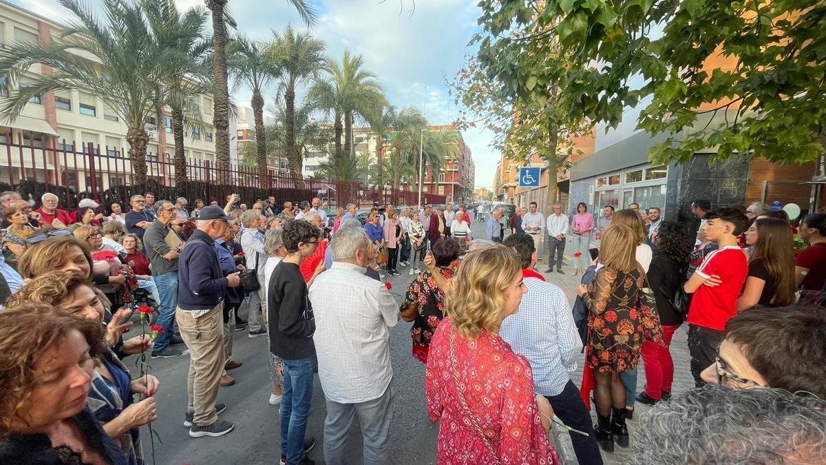 Familiares y amigos en el homenaje del Ayuntamiento a Manuel Canales Espinosa en el centro social de Altabix de Elche este viernes