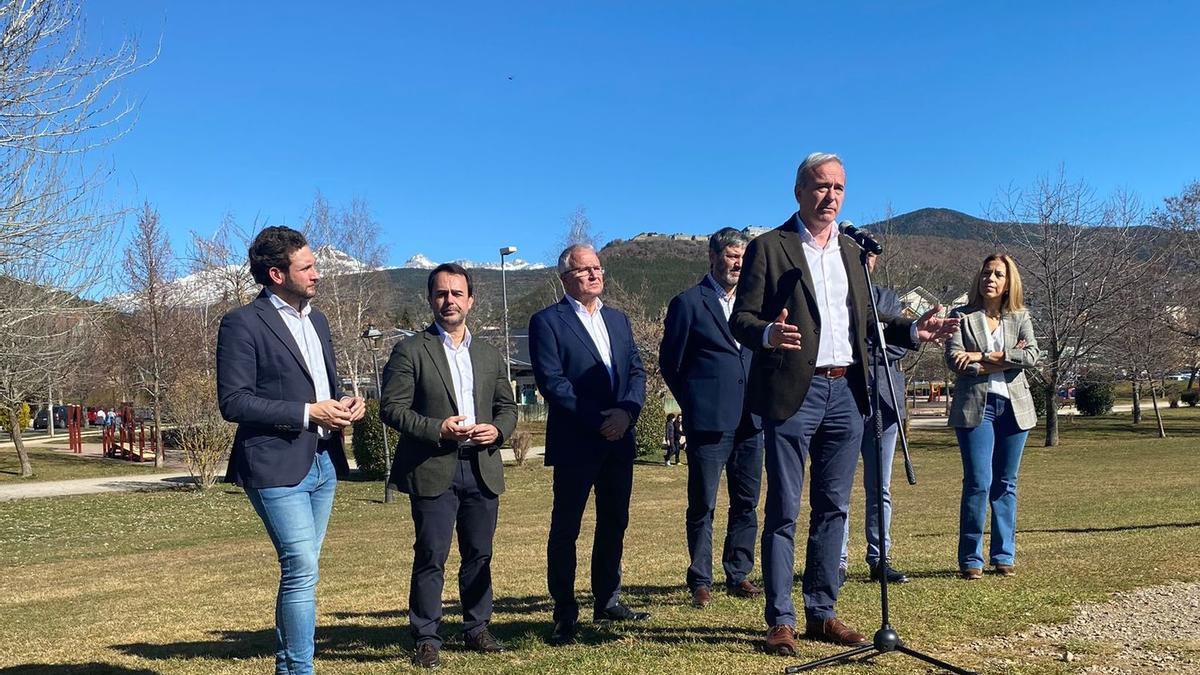 El presidente del PP en Aragón, Jorge Azcón, ha comparecido ante los medios en Jaca.