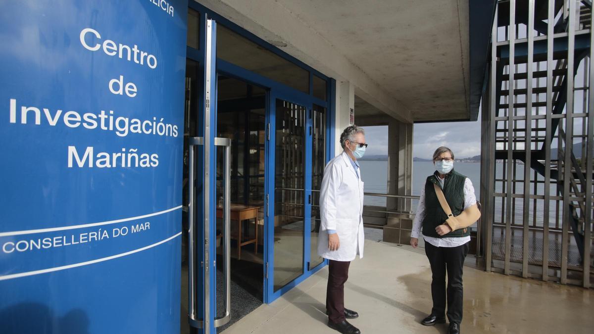 La conselleira, aún convaleciente, en su visita al CIMA, esta mañana.