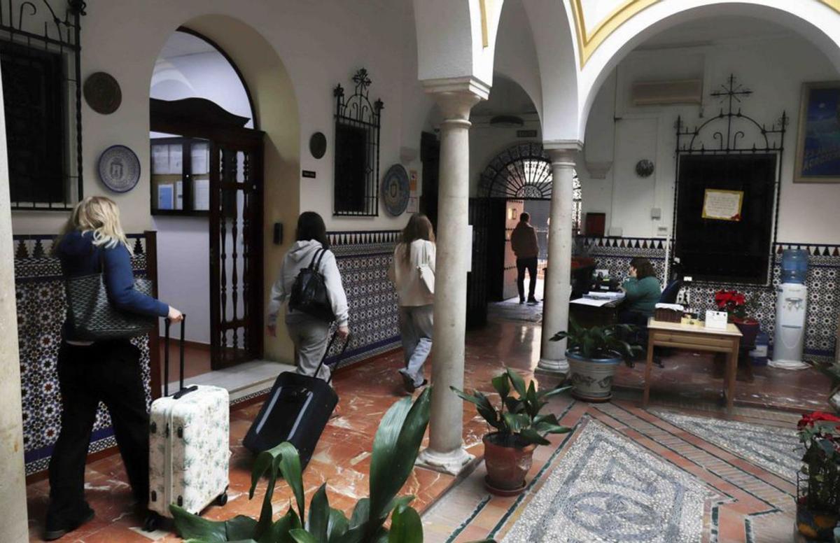 Patio del Centro de Acogida de San Juan de Dios. | ÁLEX ZEA