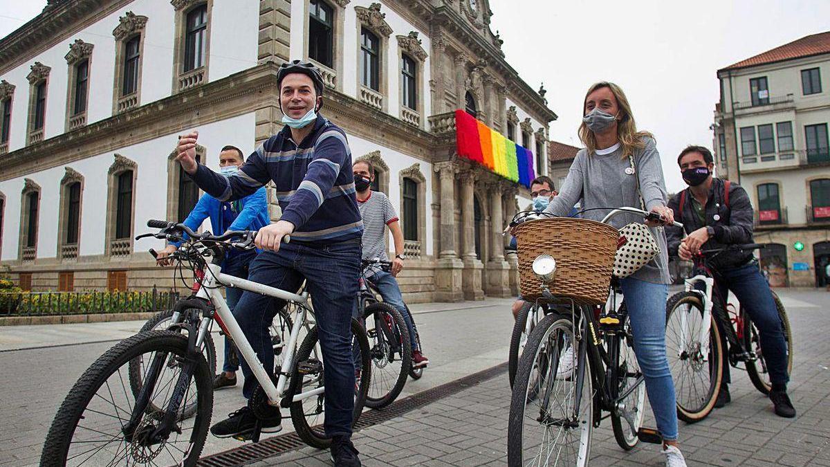 El candidato socialista Gonzalo Caballero defendió ayer en Pontevedra el uso de la bicicleta.