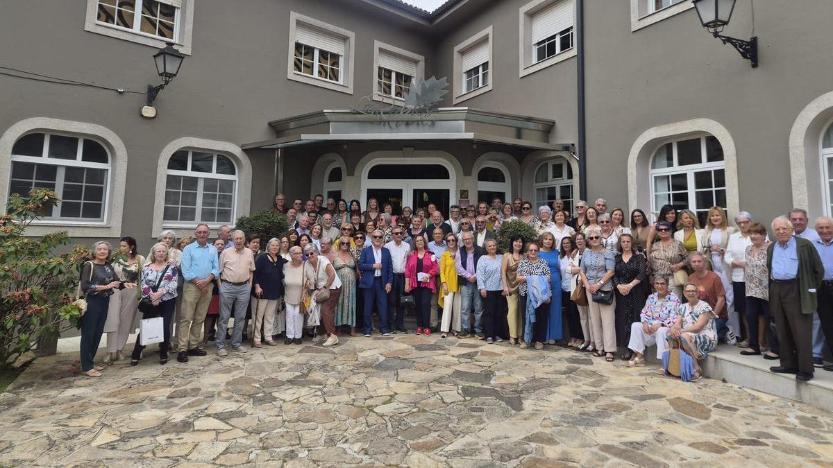 La plantilla profesional del antiguo Hospital Provincial de Conxo celebrando la festividad de Santa Rita.