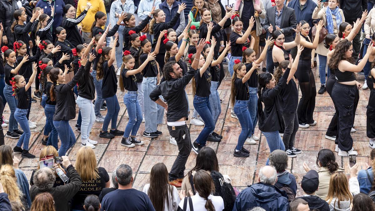 Alrededor de un centenar de bailarines de más de 15 escuelas de danza de Málaga participan en un Flashmob, este lunes por las calles del centro histórico de Málaga.- EFE/ Daniel Pérez