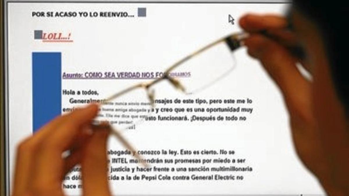 Un joven lee el mensaje en cadena reenviado desde Vivienda.