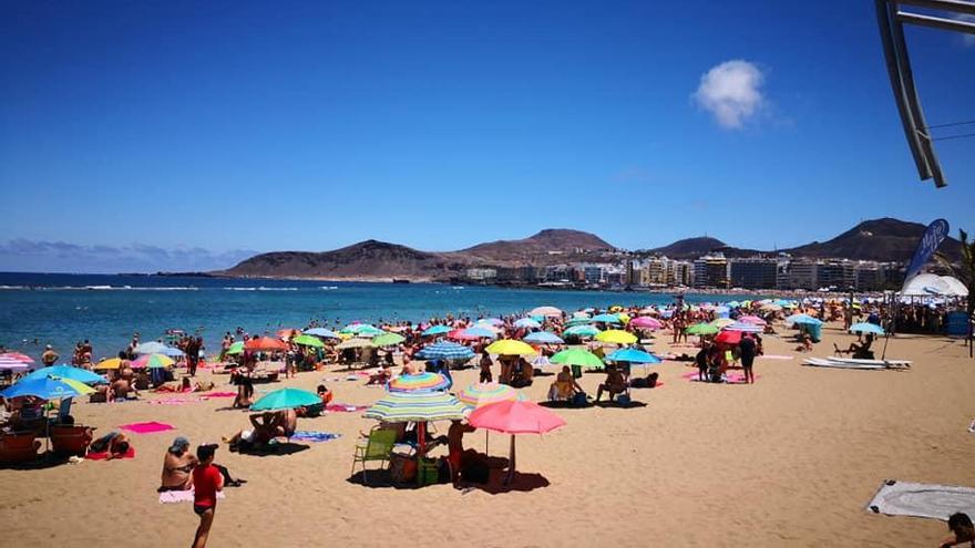 Día de sol en la víspera de San Juan en la playa de Las Canteras