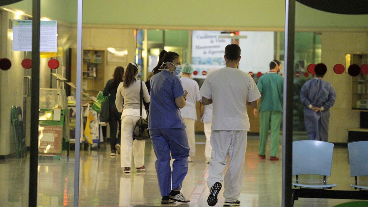 Dos sanitarios entran al Hospital Universitario de Canarias.