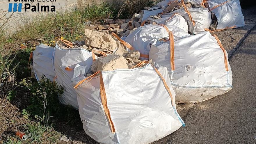 Escombros de obra abandonados en Palma.
