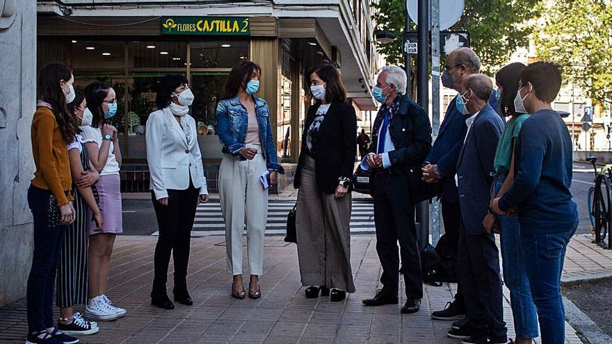 Alumnos y miembros del jurado charlan minutos antes de la entrega del premio. 