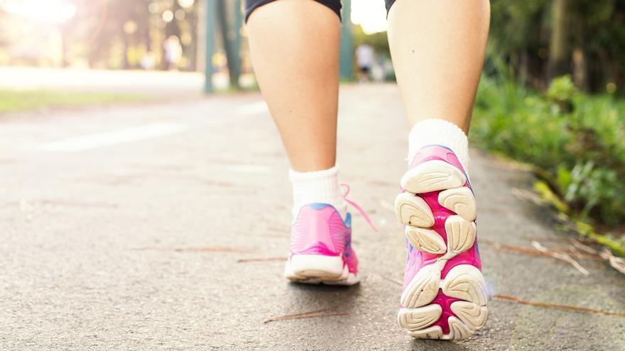 How much should you walk a day to lose weight and strengthen your legs?