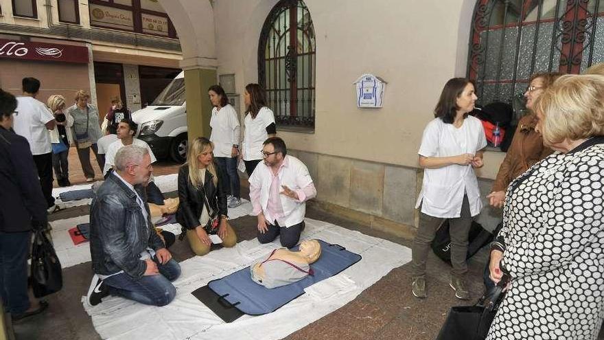 Jornadas de reanimación cardiopulmonar del área sanitaria VIII, en los bajos del Ayuntamiento de Langreo.